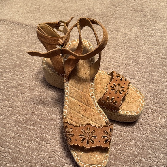 Crown Vintage Tan Floral Cutout Sandals - Picture 2 of 4